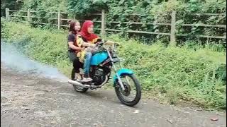 Cewek jilbab uji motor RX king