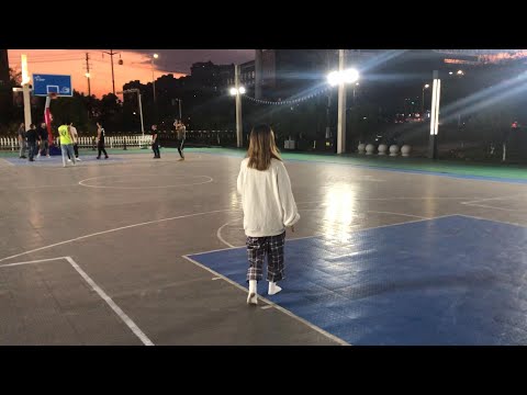 Miomio walks barefoot on the basketball court