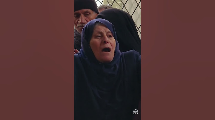 Gazzeliler İsrail saldırılarında hayatını kaybeden yakınlarına veda etti