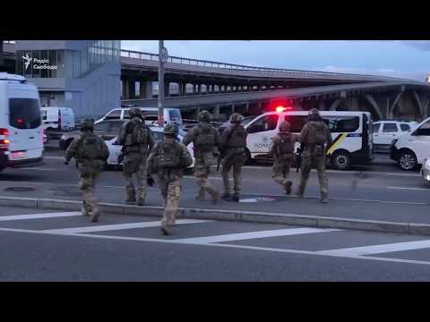 Відео з мосту Метро в Києві, де озброєний погрожував підірвати міст.