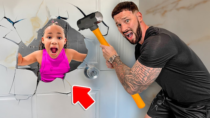 Girl GETS TRAPPED in the BATHROOM, Dad SAVES HER LIFE