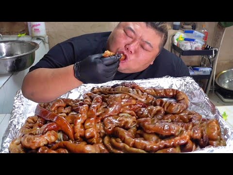 Houge cooked 3 kg of pig intestines and ate them with a green onion, so tasty