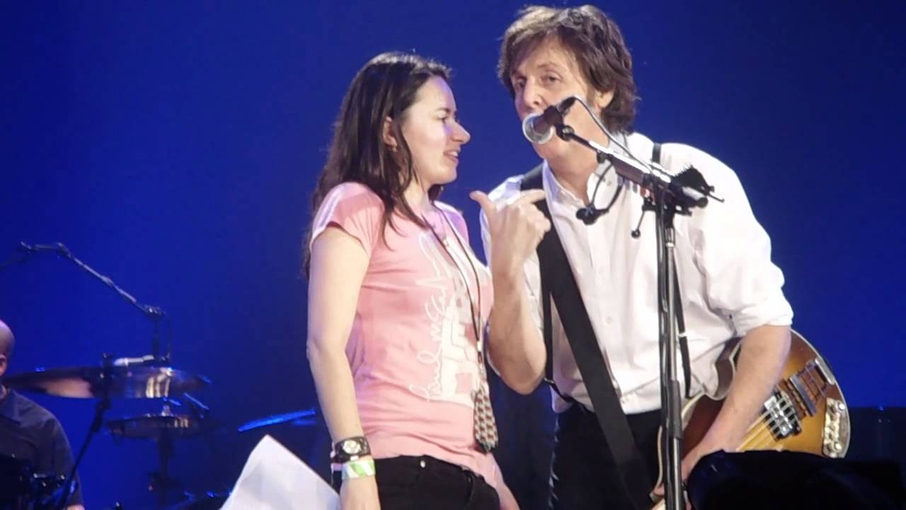 McCartney - Authographs on stage - Paris - November 30th, 2011