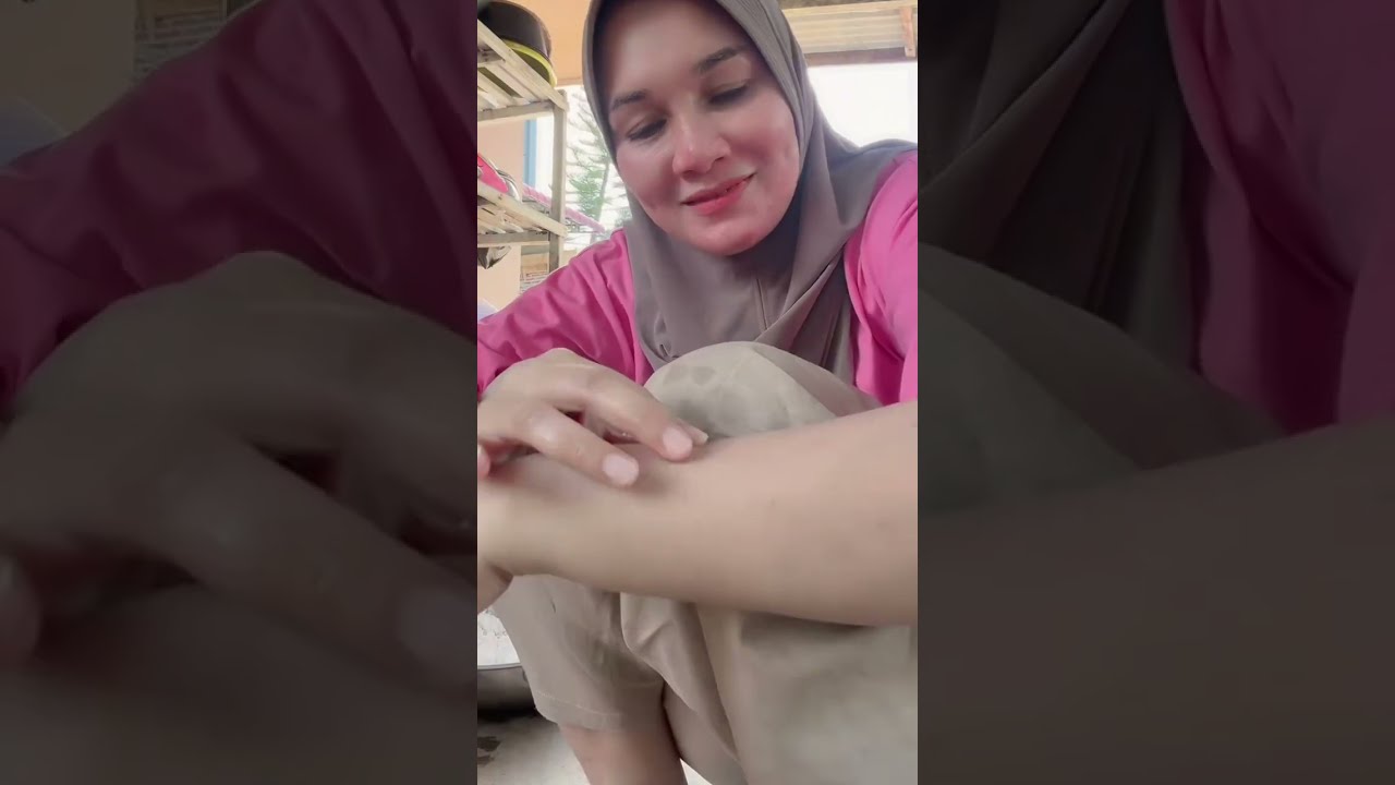 Mama muda montok cantik sedang siapkan menu berbuka asian hijab beautifull