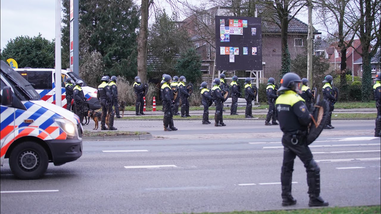 Supportersbus FC Twente met stenen bekogeld op A1 bij Deventer na eerdere ongeregeldheden bij GAE