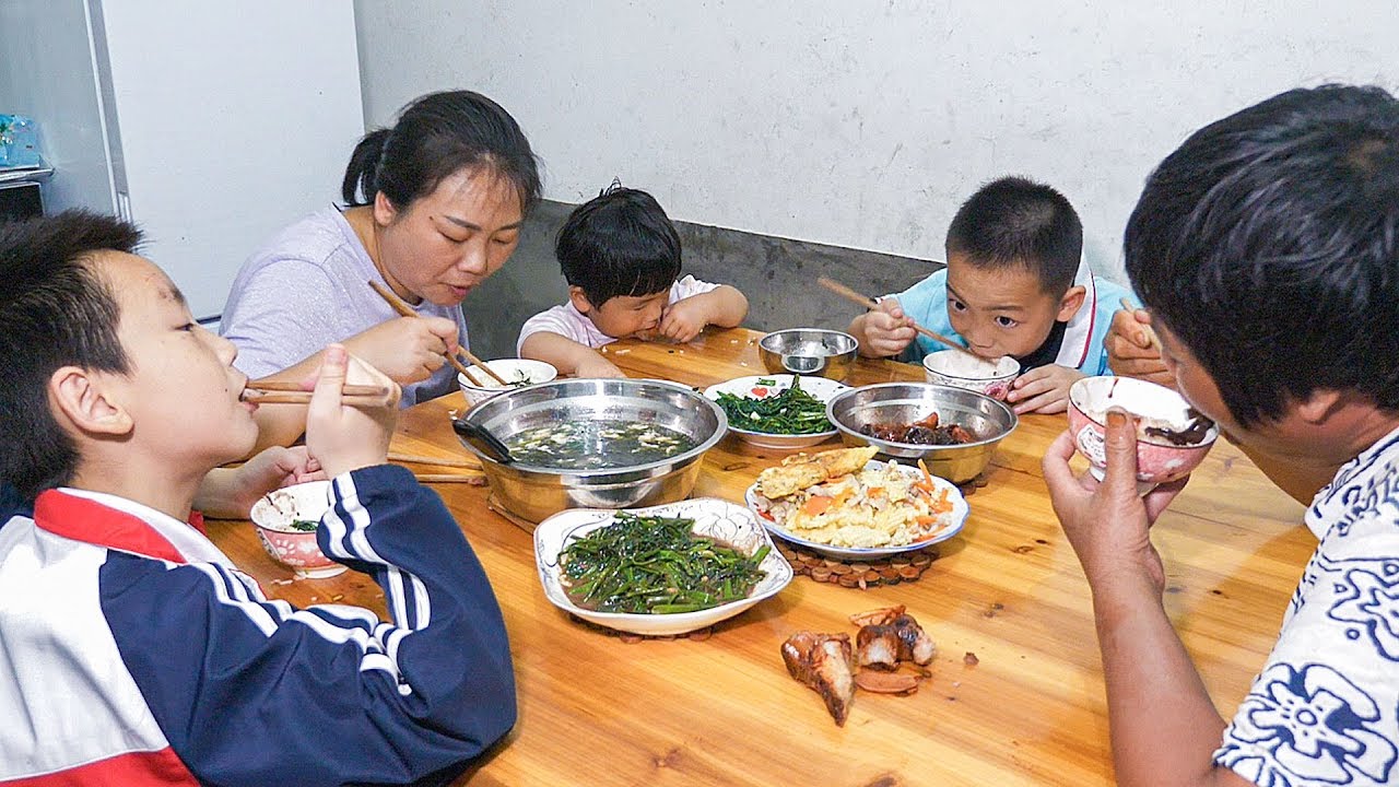 摘了一籃子空心菜，媳婦一次炒兩盤，直呼太嫩了要多吃點 | Pick a basket of water cabbage, fry two plates at a time