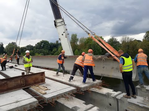 Губернатор Александр Богомаз расписался на финишной балке Литейного моста