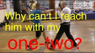 Boxing: why can't I reach him with my onetwo?