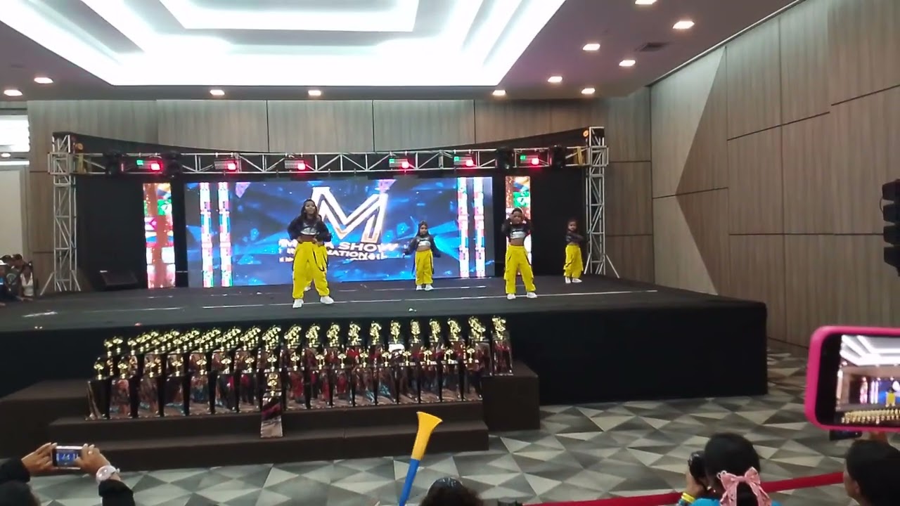 Mega show internacional Ecuador show Urban las baby power shake it shake it