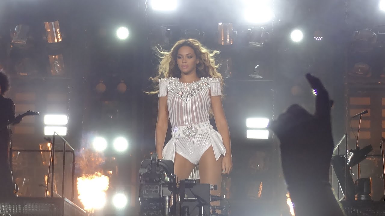 Beyonce - Girls (Run The World) (Sportpaleis, Antwerp, Mrs. Carter Show World Tour - FRONT ROW) HD