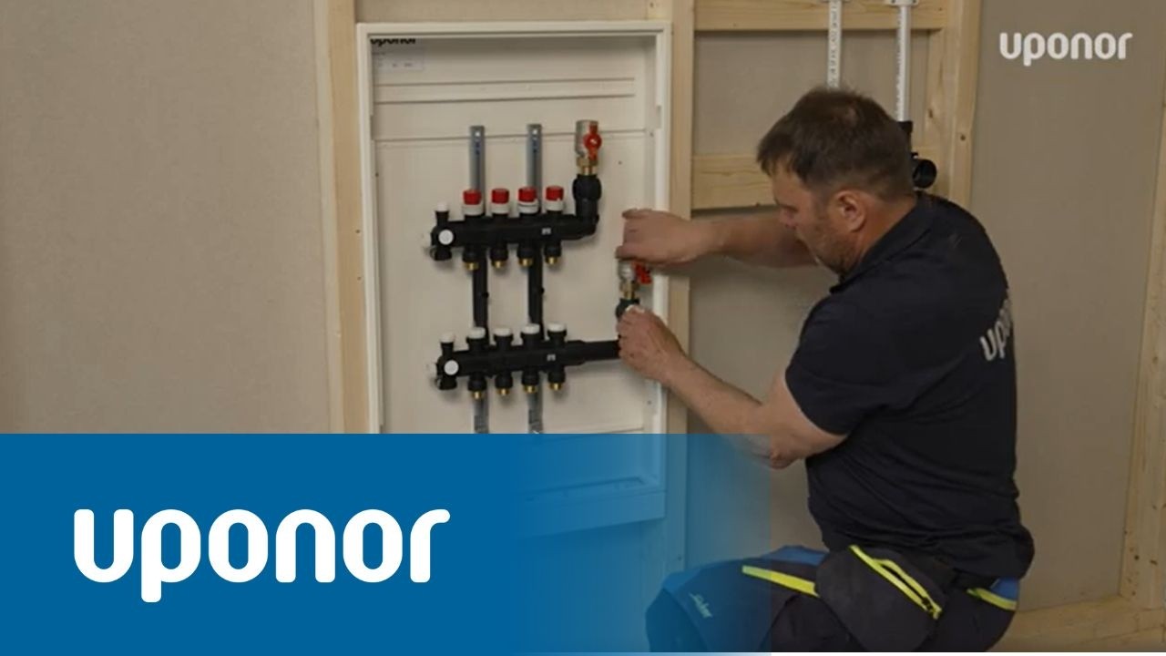 Montering av Uponor Vario Plus fordeler i fordelerskap