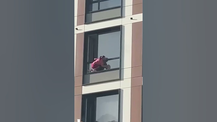 Женщина в Астане моет окно на 17 этаже