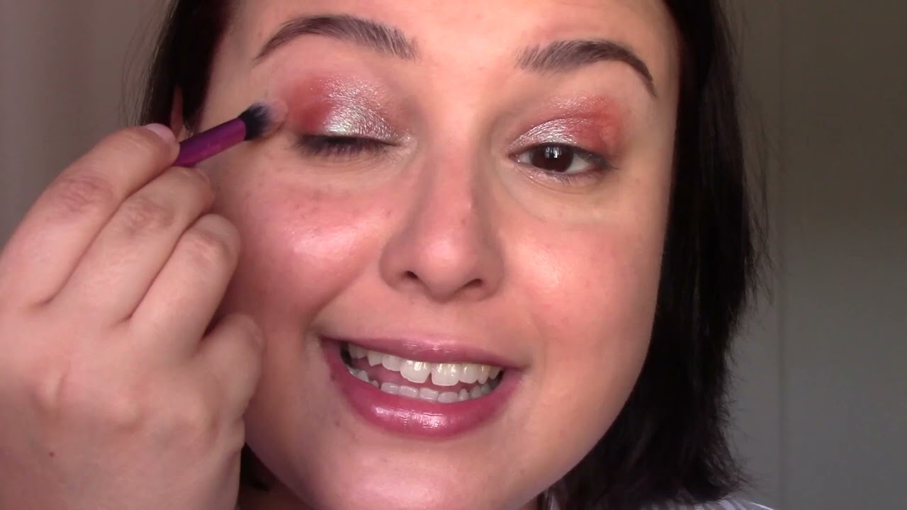 Ojos tornasolados y labios rojos ♥️