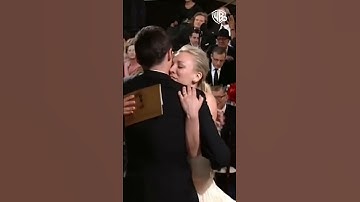 KALEY CUOCO ENTREGA PRÊMIO A JIM PARSONS #THEBIGBANGTHEORY