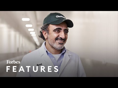 Video: Amazing Human Being Alert! Chobani jogurt miliardář dárce polovina jeho štěstí pomáhat syrským uprchlíkům