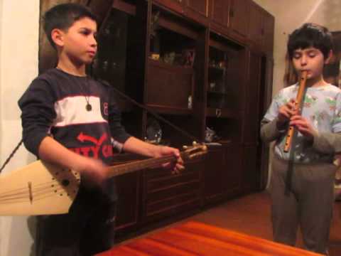 ლუკა და დავით რუსიშვილები უკრავენ ფანდურზე და სალამურზე. 2014.წ.