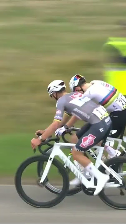 'So how do you like hell, Tadej?'😅Van der Poel & Pogačar share a chat as the pace intensifies👏