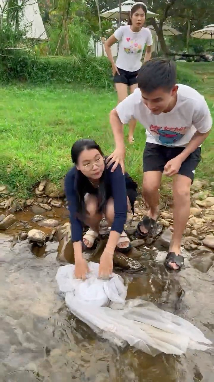 Su Hao comedy: wash clothes at the stream ??