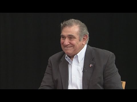 Video: Dan Lauria Čistá hodnota: Wiki, ženatý, rodina, svatba, plat, sourozenci