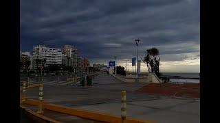 Mar del Plata bajo la lluvia : rain over the sea.
