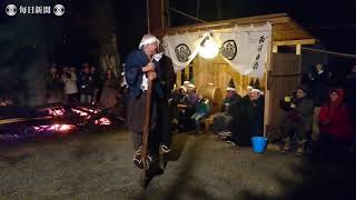 夜通しの舞、たいまつに浮かぶ　浜松・西浦の田楽