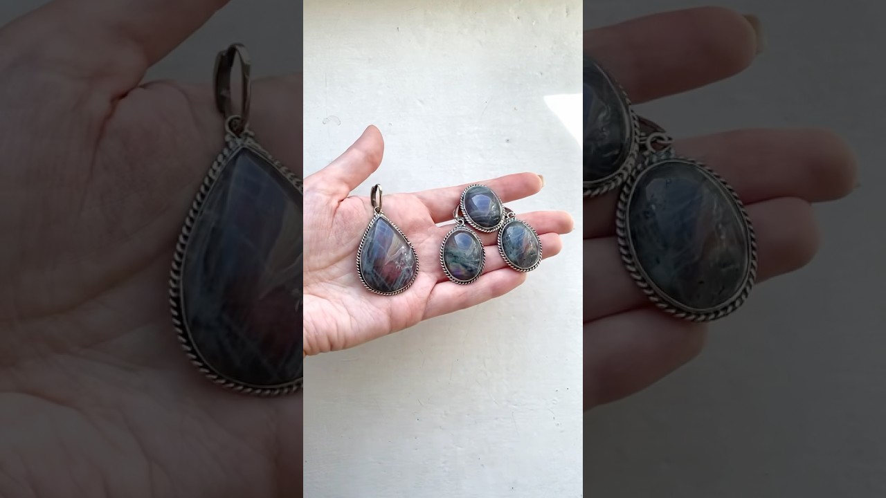 Комплект подвеска, кольцо и серьги с лабрадором розовым овальные на руке 