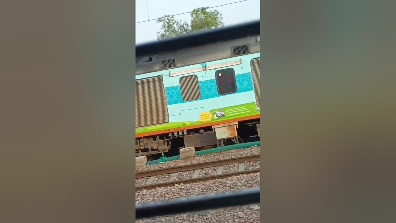ramayan-express-deluxe-tourist-train-and-sanik-express-at-delhi-sarai