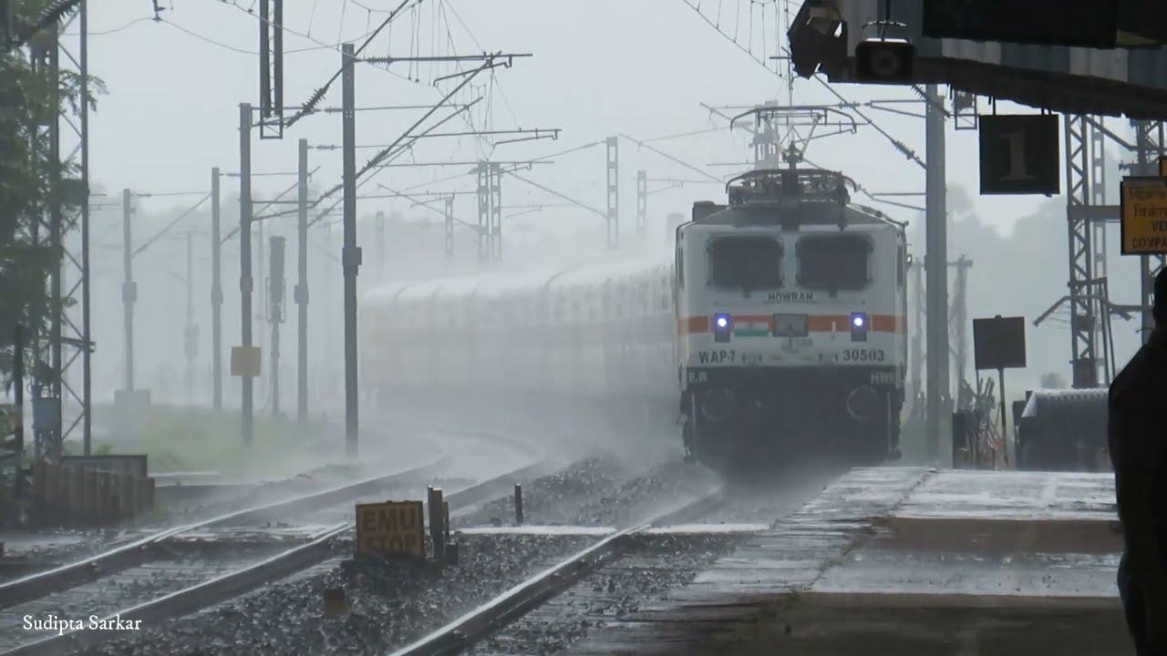 Shaheed Express Train Train in extreme rain | Shaheed express running during heavy rain in ...