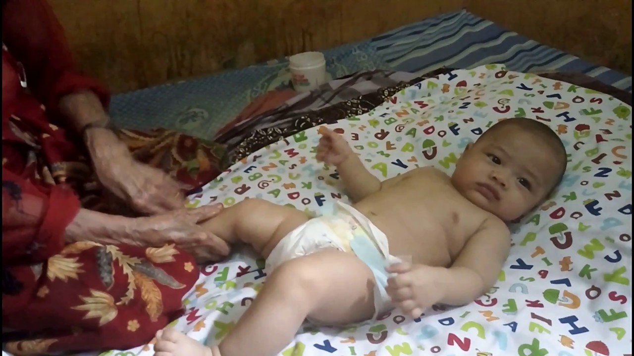 Cara Pijat Bayi Tradisional Indonesia
