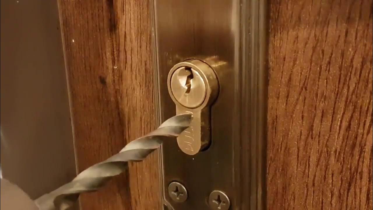Запирает дверь на ключ