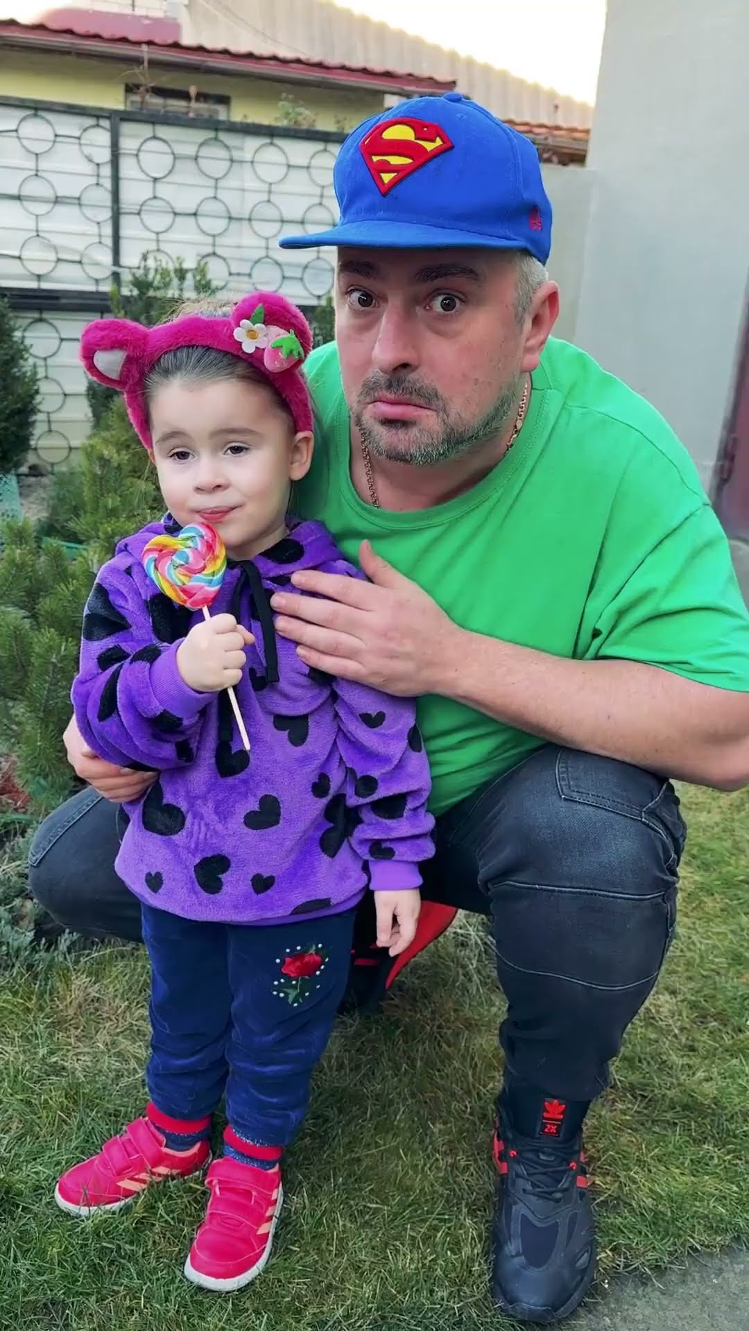 comedy: ?dad shares lollipop with baby?❤️?