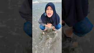 Ainun Mau Eek Dipantai shorts