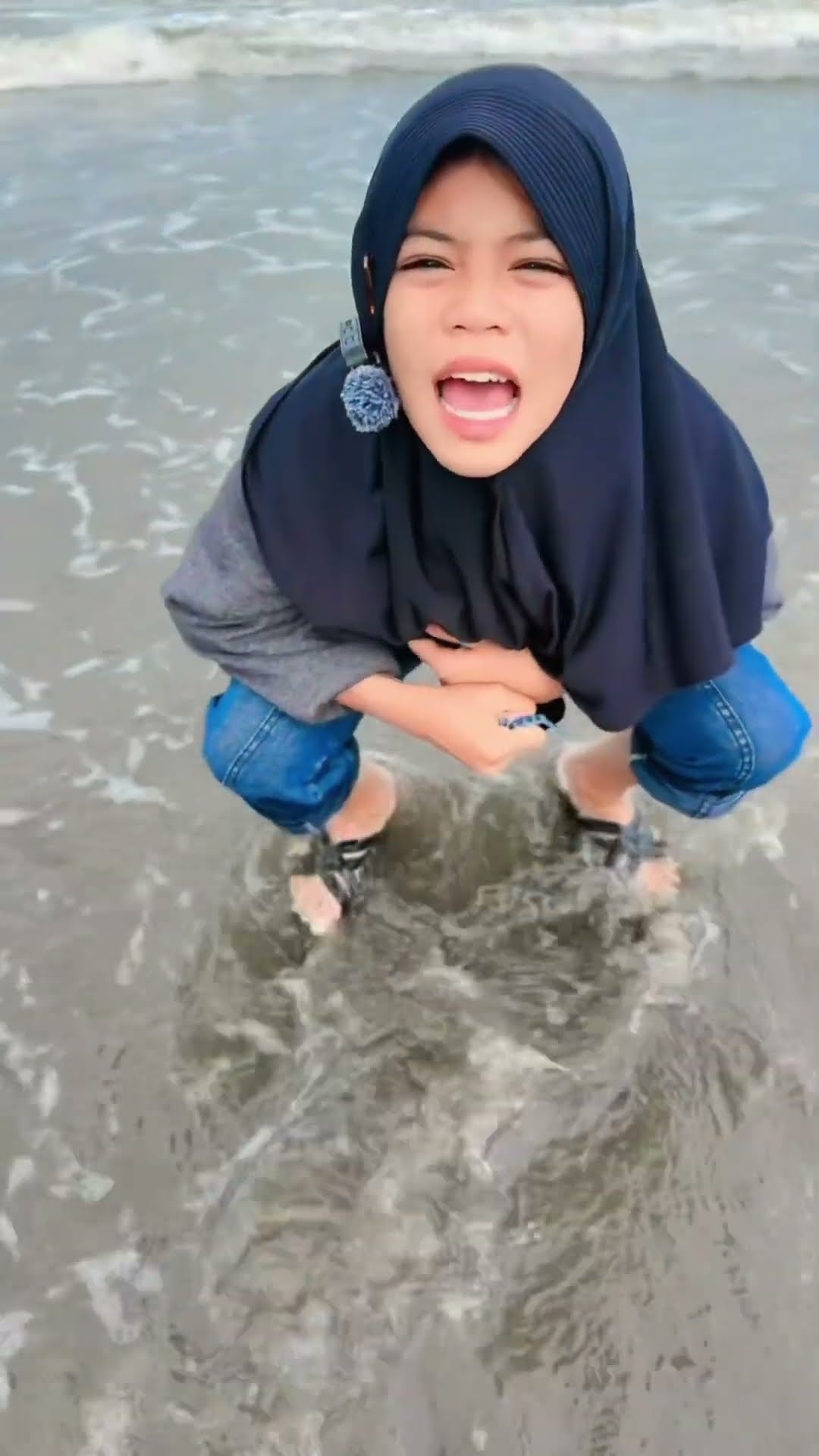 AINUN MAU E..E..K DIPANTAI #shorts
