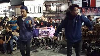 PERHATIKAN PRIA GANTENG ITU JOGETNYA ANEH  I angklung rajawali malioboro yogyakarta