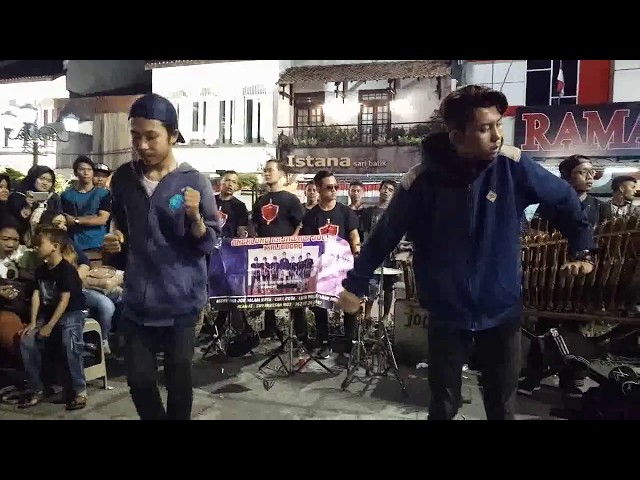 PERHATIKAN PRIA GANTENG ITU JOGETNYA ANEH  I angklung rajawali malioboro yogyakarta class=