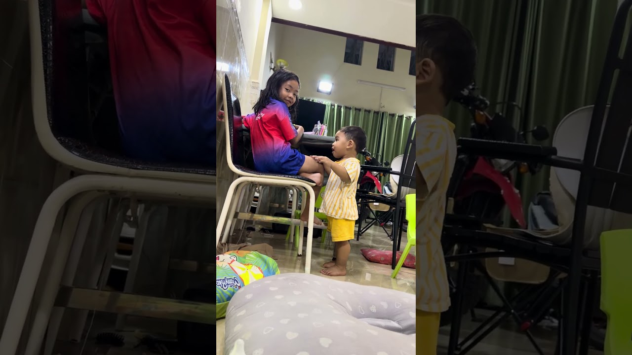 Когда он слишком низкого роста, чтобы видеть, лучше всего ходить на цыпочках.