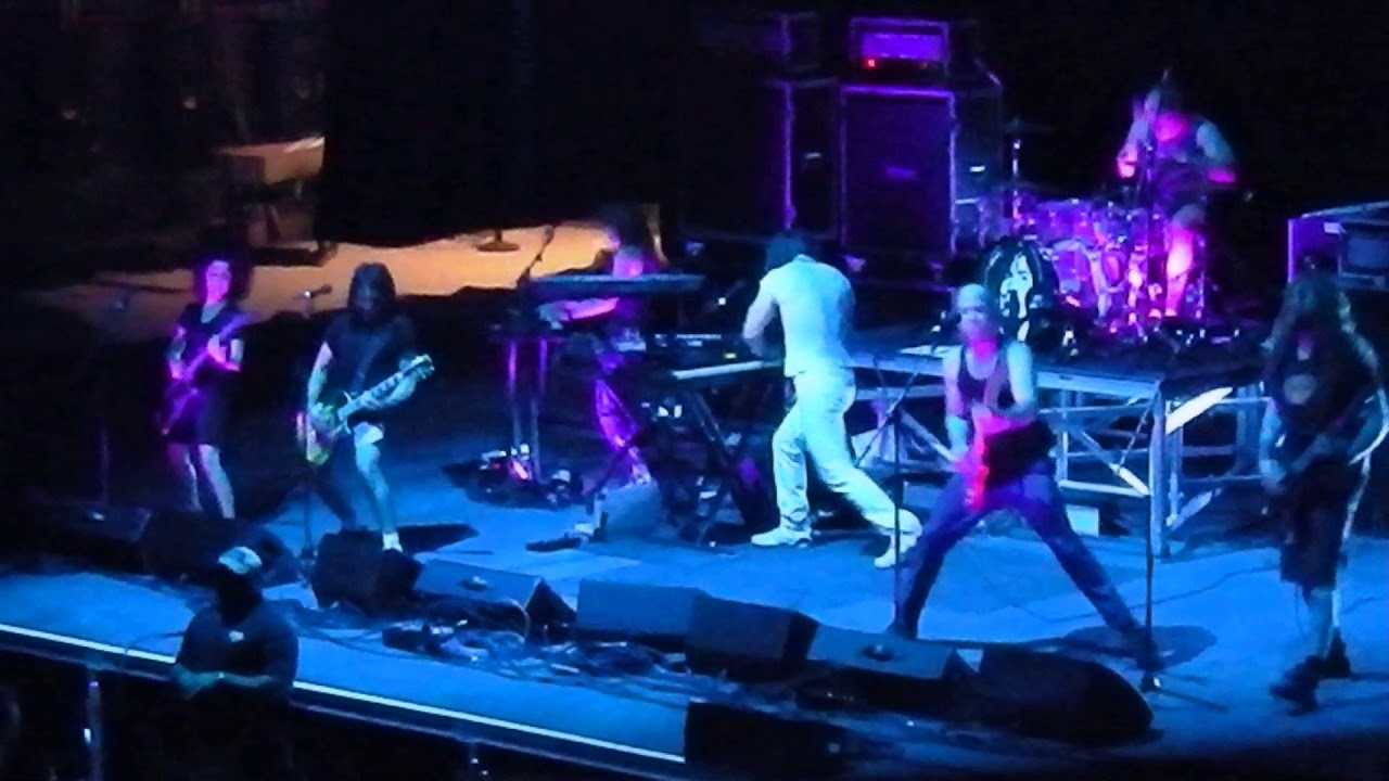 Mira Andrew W.K. - "I Get Wet" @ The Anthem, Washington D.C. Live, HQ en YouTube Mira Andrew W.K. - "I Get Wet" @ The Anthem, Washington D.C. Live, HQ en YouTube