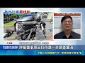 嚇! 轎車突暴衝撞斷電桿 疑身體不適釀禍 駕駛自撞! 路口整根電桿斷裂.波及路邊機車｜三立新聞LIVE