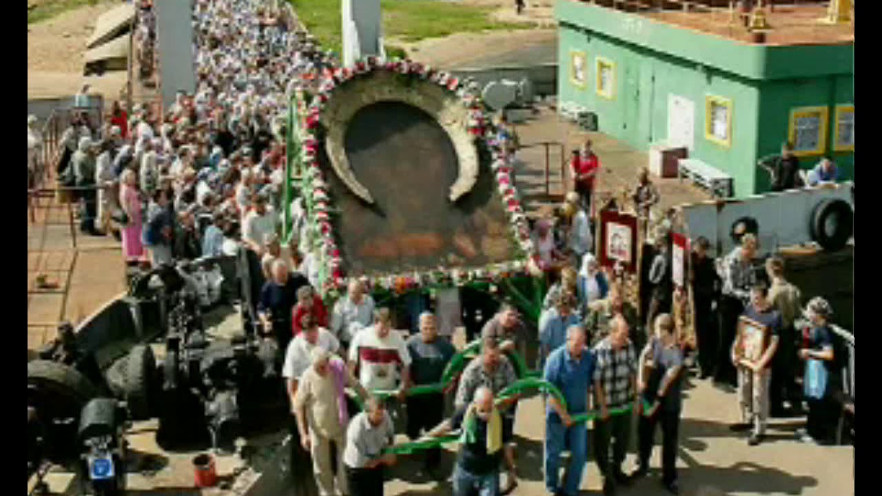 икона под которой нужно пролезать. воскресенский собор тутаев иконы. тутаев воскресенский собор икона всемилостивого спаса. тутаев воскресенский собор икона всемилостивого спаса. крестный ход в тутаеве.