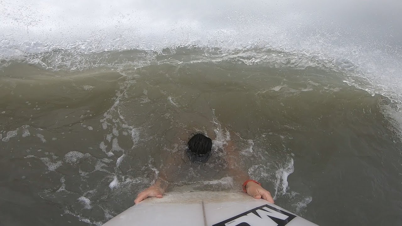 SURF SOZINHO EM DIA CHUVOSO DE MAROLAS - NÃO RECOMENDO!
