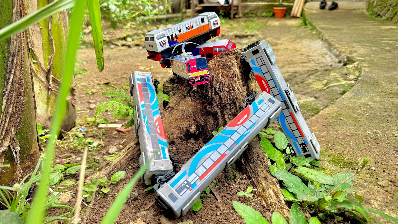 MENCARI DAN BERMAIN KERETA API DI REL YANG BERKELAK-KELOK.