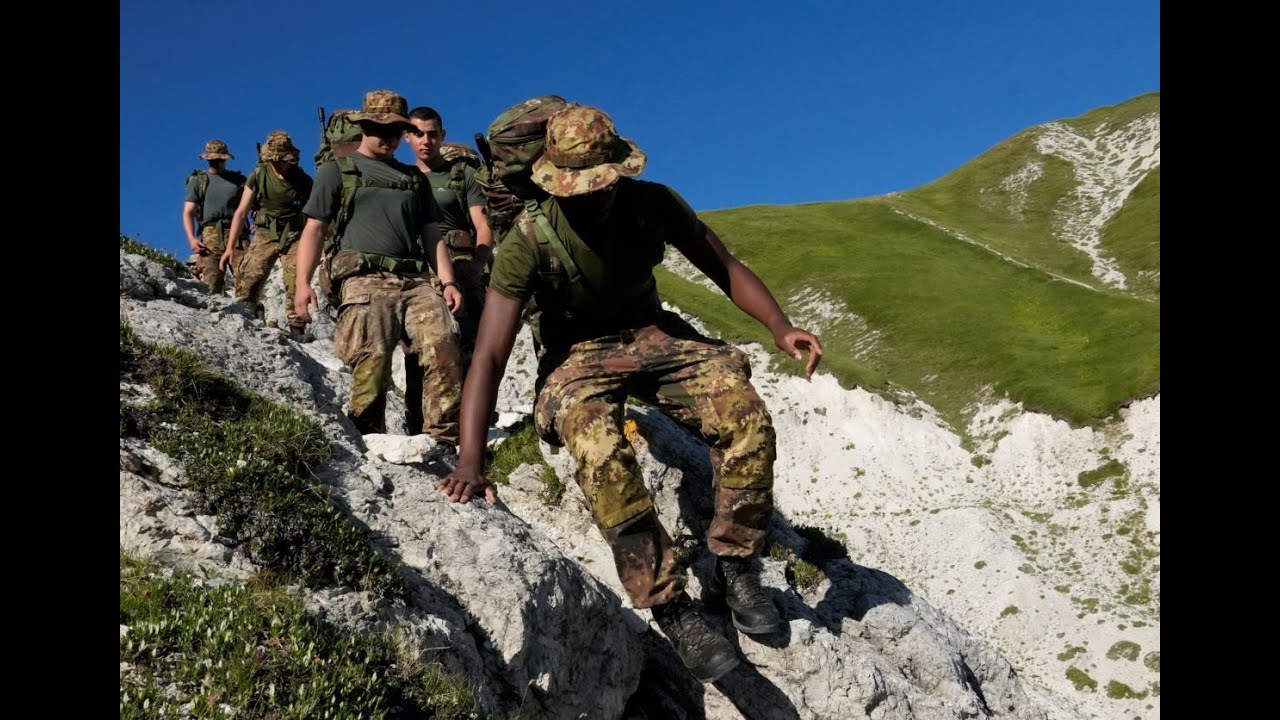 Gli aspiranti alpini del battaglione Aosta in Abruzzo sul sentiero di San Gabriele