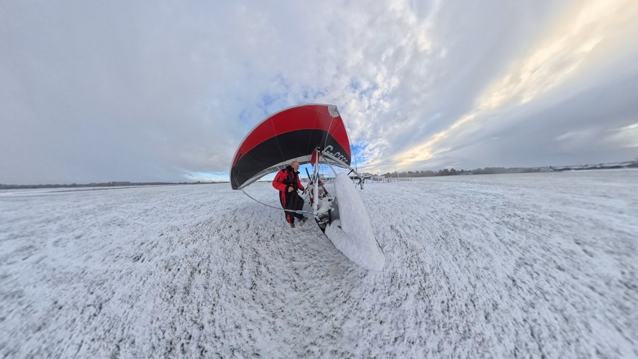Flying flexwing: Snow clouds