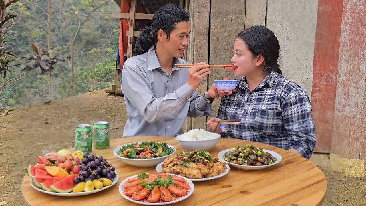 Tu Tuc personally cooked a special meal for the fisherman returning from work. - ly tu tuc 