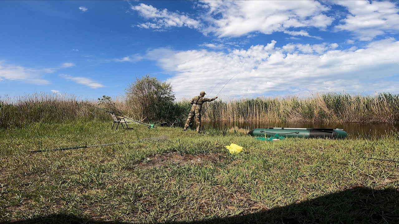 ТАКОГО МОНСТРА МЫ НЕ ЖДАЛИ! ВЕСЕННИЙ САЗАН! Рыбалка с ночевкой!