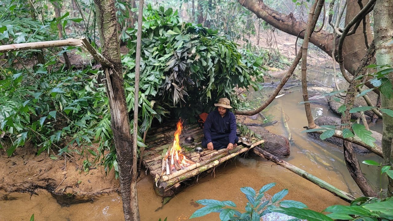 ធ្វើកំពង់ទឹកអង្គុយហូបបាយ Solo Building shelter on the water. Cooking and relaxing​ by Survival Ep105