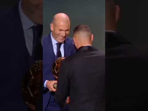 كريم بنزيما يتسلم جائزة أفضل لاعب في العالم الكرة الذهبية 2022