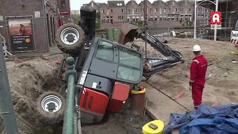 Graafmachine omgevallen bij Lage Zijde in Alphen aan den Rijn