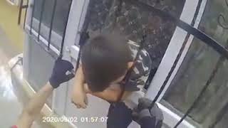 Pencere Parmaklığına Şıkışan Çocuğu İtfaiye Kurtardı