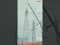 雨天でのクレーン作業！高圧送電鉄塔の組み立て